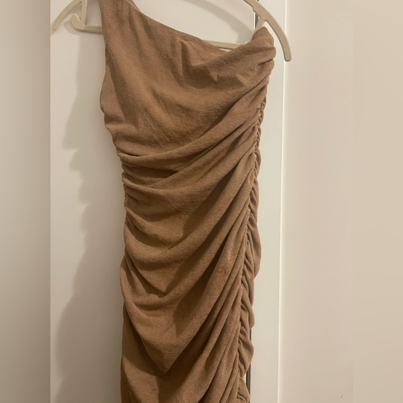 M Boutique ONE SHOULDER TAN SHIMMER MIDI DRESS - Picture 2 of 5